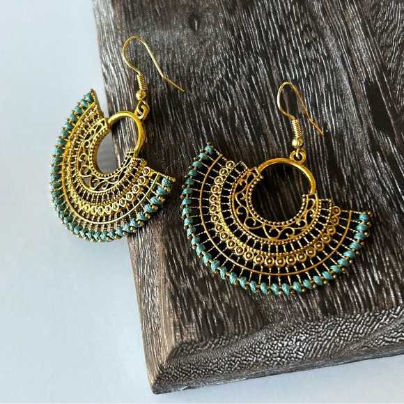 🏖️Beachy Bohemian Dangling Fan-Shaped Earrings. White, Turquoise or Black. - Picture 7 of 11
